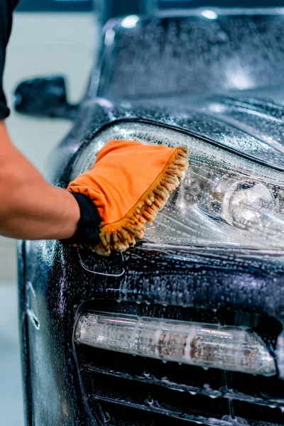 Närbild Biltvätt Arbetare Med Hjälp Microfiber Trasa För Att Tvätta — Stockfoto