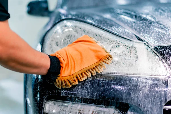 Κοντινό Πλάνο Ενός Εργάτη Πλυντηρίου Αυτοκινήτων Χρησιμοποιώντας Ένα Πανί Μικροϊνών — Φωτογραφία Αρχείου