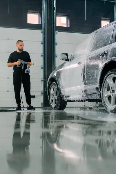 Een Mannelijke Carwash Medewerker Brengt Carwash Foam Aan Een Luxe — Stockfoto