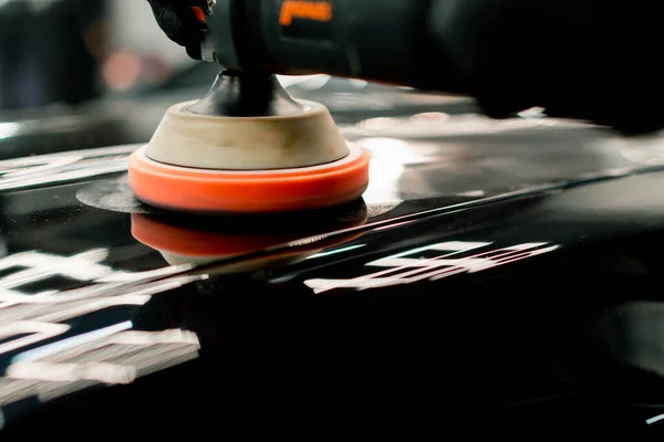 Siyah Lüks Arabanın Kaputunu Cilalamak Için Bir Cilalama Makinesi Kullanan — Stok fotoğraf