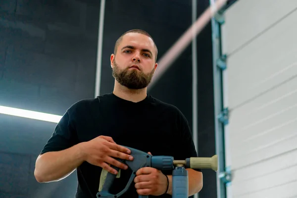 Portrait Homme Sérieux Avec Barbe Ouvrier Lavage Voiture Qui Tient — Photo