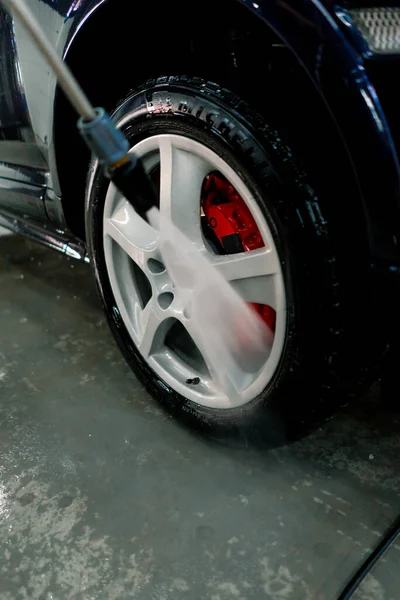 와셔를 사용하여 차량의 타이어를 자동차 직원의 클로즈업 — 스톡 사진