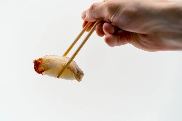 Primer Plano Mano Hombre Con Palillos Que Sostienen Sushi Anguila — Foto de Stock