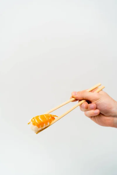 Primer Plano Mano Hombre Con Palillos Que Sostienen Sushi Camarones —  Fotos de Stock