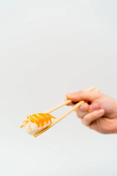 Primer Plano Mano Hombre Con Palillos Que Sostienen Sushi Camarones — Foto de Stock