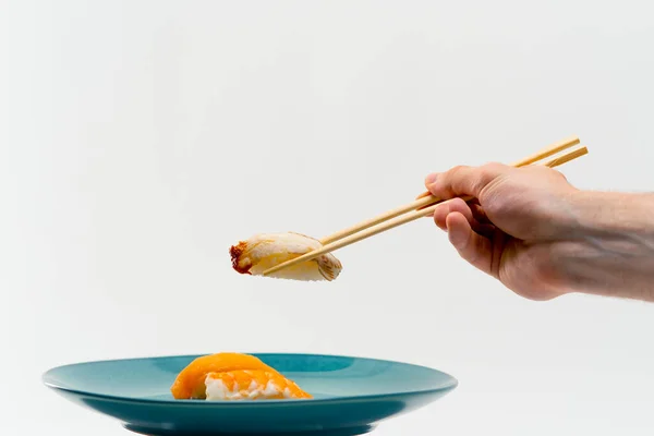 Primer Plano Una Mano Masculina Usando Palillos Para Tomar Sushi — Foto de Stock