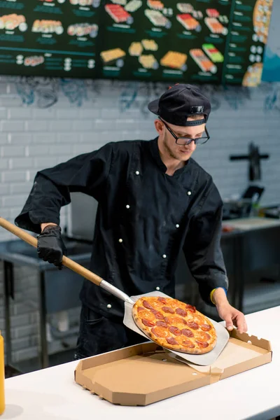 Pizzaiolo Saca Una Pizza Del Horno Con Una Pala Pizza —  Fotos de Stock