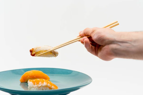 Primer Plano Una Mano Masculina Usando Palillos Para Tomar Sushi — Foto de Stock