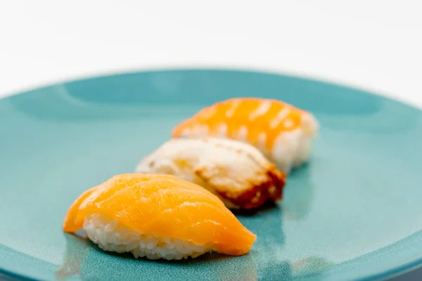 Primer Plano Tres Sushi Con Salmón Anguila Camarones Acostados Hermoso —  Fotos de Stock