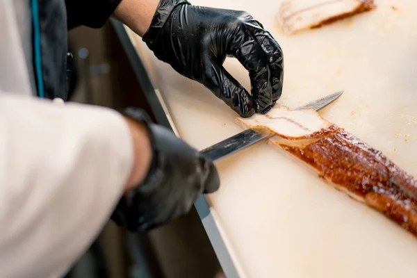 Eldivenli Bir Suşi Şefinin Mutfak Masasında Suşi Yaparken Profesyonel Bıçakla — Stok fotoğraf