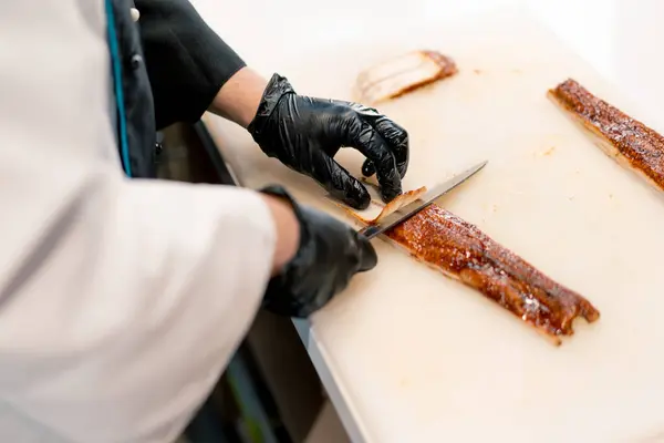 Gros Plan Chef Sushi Gants Coupant Filet Anguille Avec Couteau — Photo