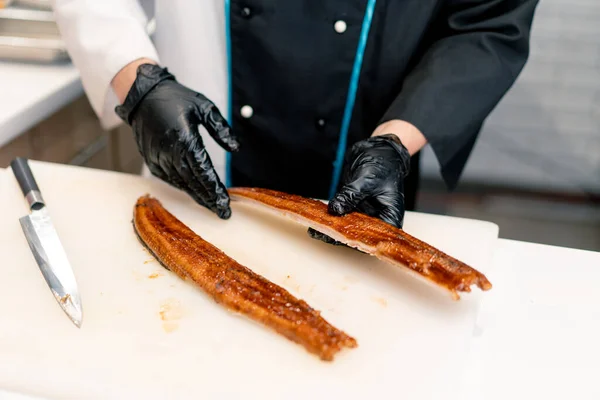 Gros Plan Chef Sushi Gants Coupant Filet Anguille Avec Couteau — Photo