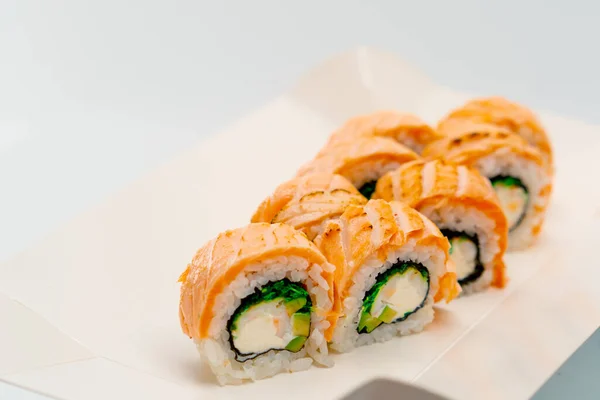 Närbild Philladelphiarulle Med Laxgurka Och Keso Vit Bakgrund Sushi Box — Stockfoto