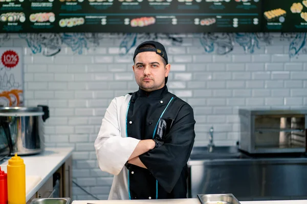 Porträtt Allvarlig Manlig Sushi Maker Mössa Bakgrunden Professionellt Kök — Stockfoto