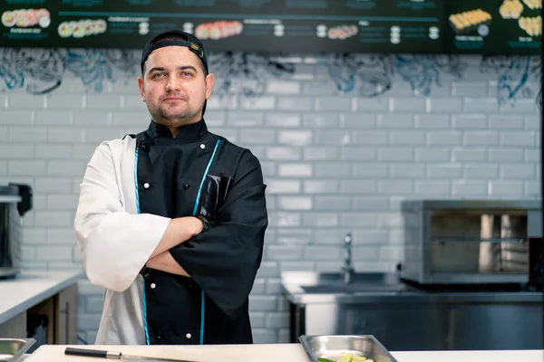 Porträtt Allvarlig Manlig Sushi Maker Mössa Bakgrunden Professionellt Kök — Stockfoto