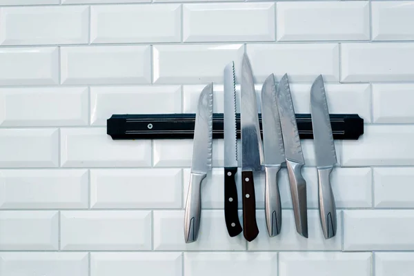 寿司屋のプロのキッチンで壁にぶら下がっているナイフのセットのクローズアップ — ストック写真