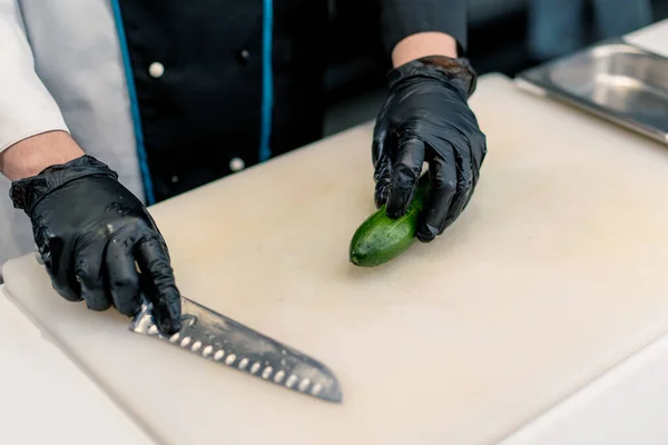 Close Van Een Sushi Maker Handschoenen Snijden Van Een Komkommer — Stockfoto