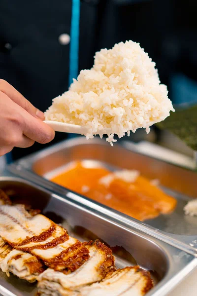 Primer Plano Chef Sushi Tomando Arroz Con Una Cuchara Arroz —  Fotos de Stock
