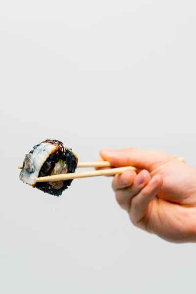 Nahaufnahme Von Kalifornischem Sushi Mit Schwarzem Reis Und Aal Den — Stockfoto
