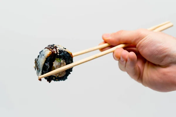 Close Sushi Califórnia Com Arroz Preto Enguia Que Homem Segura — Fotografia de Stock