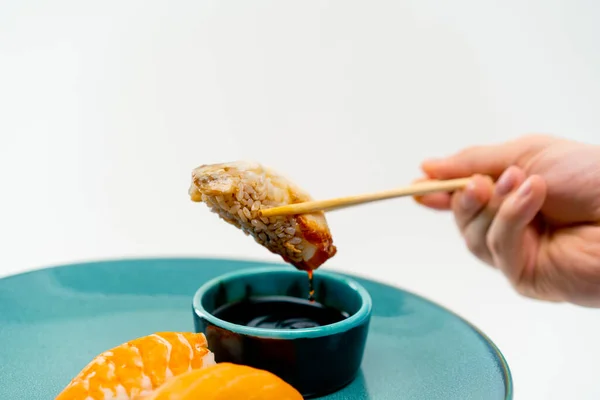 Primer Plano Mano Hombre Usando Palillos Para Recoger Sumergir Sushi —  Fotos de Stock