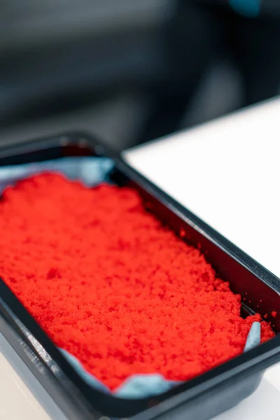 Gros Plan Caviar Tobiko Dans Une Boîte Plastique Noire Sur — Photo