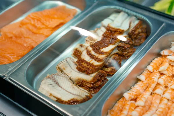 Close Van Sushi Ingrediënten Liggend Professionele Metalen Dienbladen Zalm Garnalen — Stockfoto
