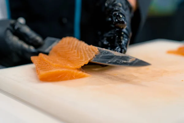 Suşi Restoranının Mutfağında Suşi Hazırlarken Somon Filetosunu Bıçakla Kesen Bir — Stok fotoğraf