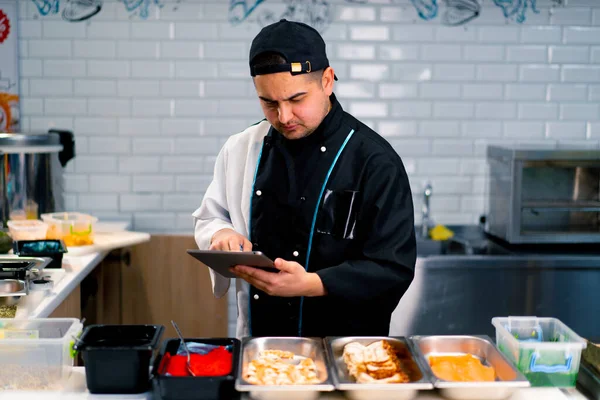 Nachdenklicher Sushi Chef Mit Tablette Der Hand Der Nähe Des — Stockfoto