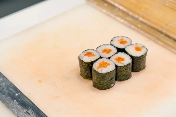Primer Plano Salmón Maki Roll Tablero Cocina Blanca Sushi Restaurante —  Fotos de Stock