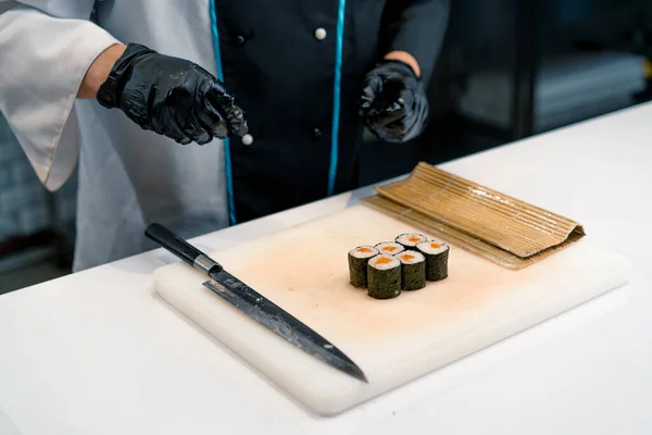 Chef Sushi Portant Des Gants Noirs Bonnet Coupe Des Rouleaux — Photo