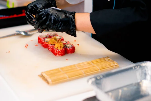 Gros Plan Chef Sushi Décorant Rouleau Thon Fromage Aux Crevettes — Photo