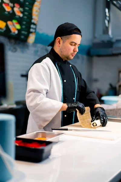 Chef Sushi Train Préparer Rouleau Philxoa Avec Fromage Crème Saumon — Photo