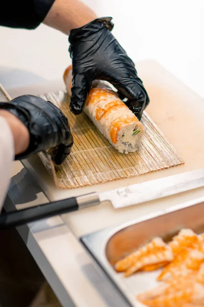 Gros Plan Fabricant Sushi Gants Noirs Enveloppant Rouleau Californie Avec — Photo
