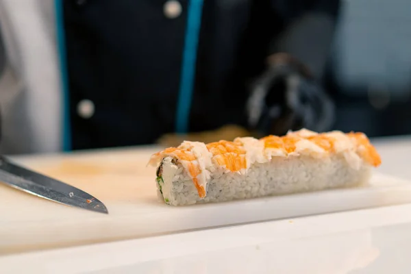 Primer Plano Fabricante Sushi Con Guantes Negros Cortando Filete Camarones — Foto de Stock
