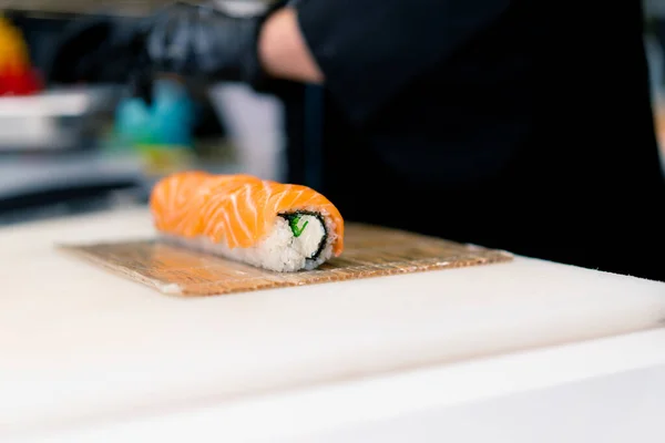 Sushi Chef Process Preparing Philadelphia Roll Salmon Cream Cheese Shrimp — Stock Photo, Image