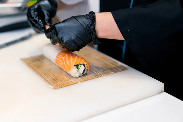 Sushi Chef Kok Het Proces Van Voorbereiding Van Philadelphia Roll — Stockfoto