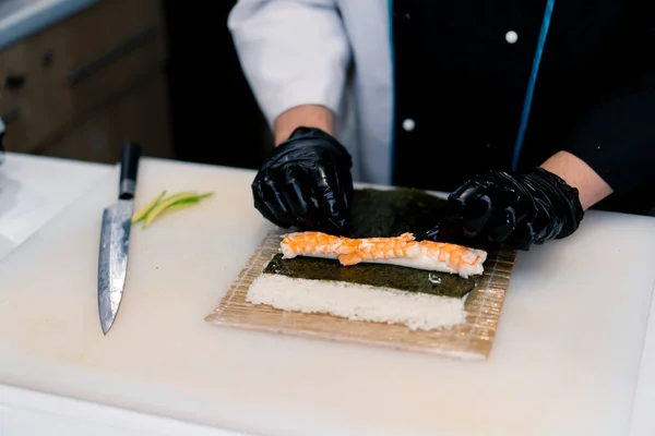 Sushi Σεφ Στη Διαδικασία Της Προετοιμασίας Ρολό Φιλαδέλφεια Γαρίδες Τυρί — Φωτογραφία Αρχείου