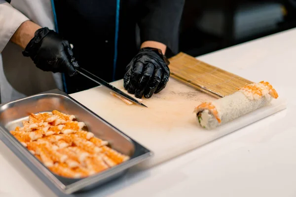Närbild Sushi Maker Svarta Handskar Förbereda Sushi Med Ris Nori — Stockfoto
