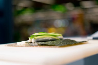 Philadelphia dürümlerinin yakın plan çekimi. Nori salatalık krem peyniri ve somon balığı.