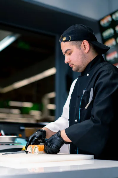 Chef Sushi Coupe Rouleau Philadelphie Cuisiné Avec Fromage Crème Saumon — Photo