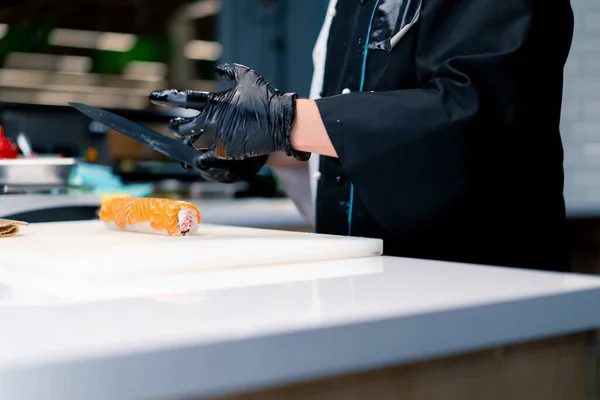 Sushi Chef Snijdt Een Philadelphia Roll Hij Gekookt Met Zalm — Stockfoto