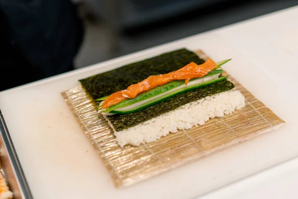 Primer Plano Del Fabricante Sushi Guantes Negros Preparando Sushi Usando —  Fotos de Stock