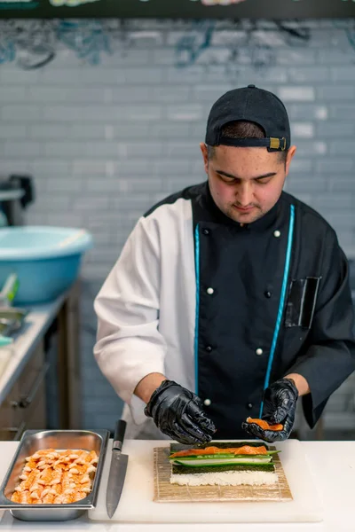 Närbild Sushi Kock Svarta Handskar Förbereda Sushi Med Ris Nori — Stockfoto