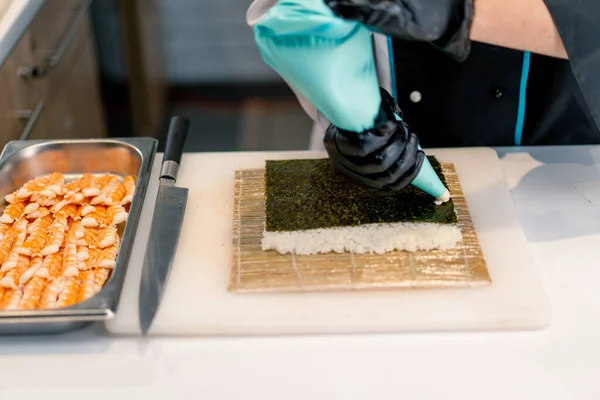Primer Plano Del Chef Sushi Guantes Negros Preparando Sushi Usando —  Fotos de Stock