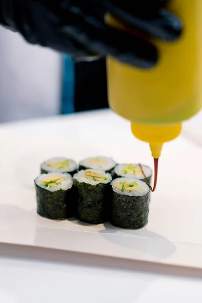 Primer Plano Rollos Maki Con Aguacate Que Chef Sushi Está —  Fotos de Stock