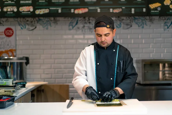 Chef Sushi Prépare Des Rouleaux Maki Utilisant Riz Avocat Nori — Photo