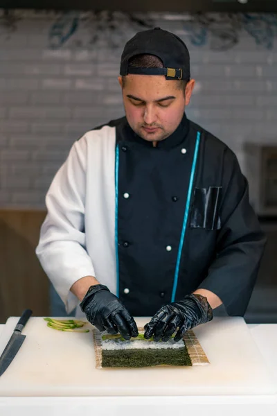 Szef Kuchni Sushi Przygotowuje Maki Rolki Przy Użyciu Ryżu Nori — Zdjęcie stockowe