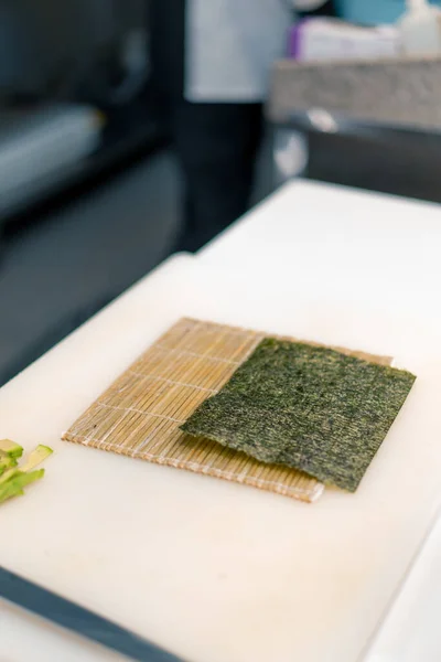 Chef Sushi Prépare Des Rouleaux Maki Utilisant Riz Avocat Nori — Photo
