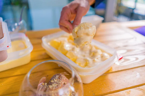 Крупный План Официанта Кафе Берущего Шарик Мороженого Ложкой Мороженого Кладущего — стоковое фото